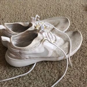 white nike shoe size 8